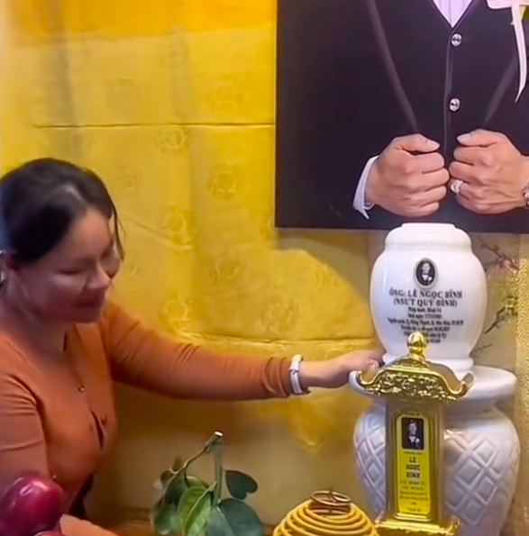 Vợ Quý Bình vừa lau bàn thờ cho chồng vừa nghẹn ngào tâm sự: Vợ Quý Bình vừa lau bàn thờ cho chồng vừa nghẹn ngào tâm sự: