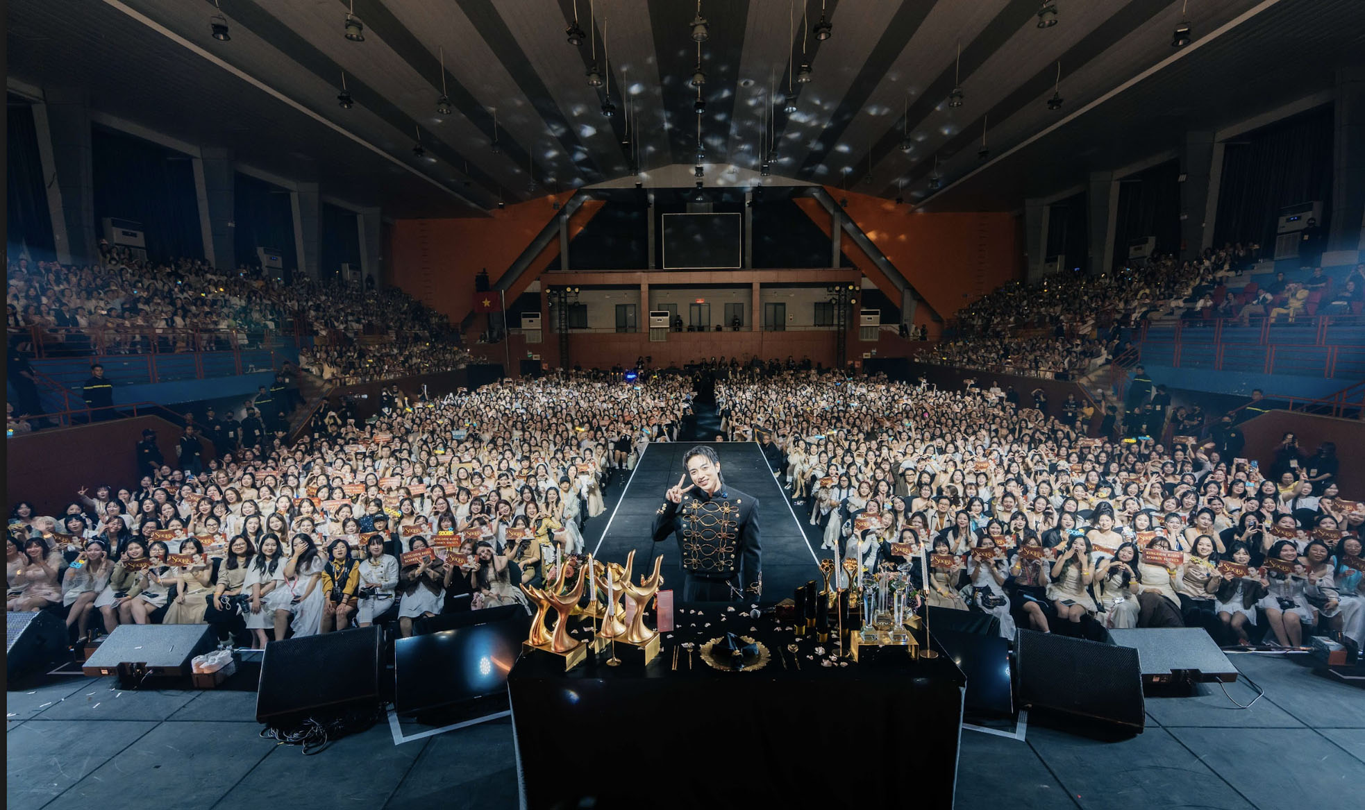 anh-chup-man-hinh-2025-04-06-luc-231529-5247-7389-1743983646-19-width1966height1167 NSND Tự Long khóc khi nói về Soobin Hoàng Sơn - 4