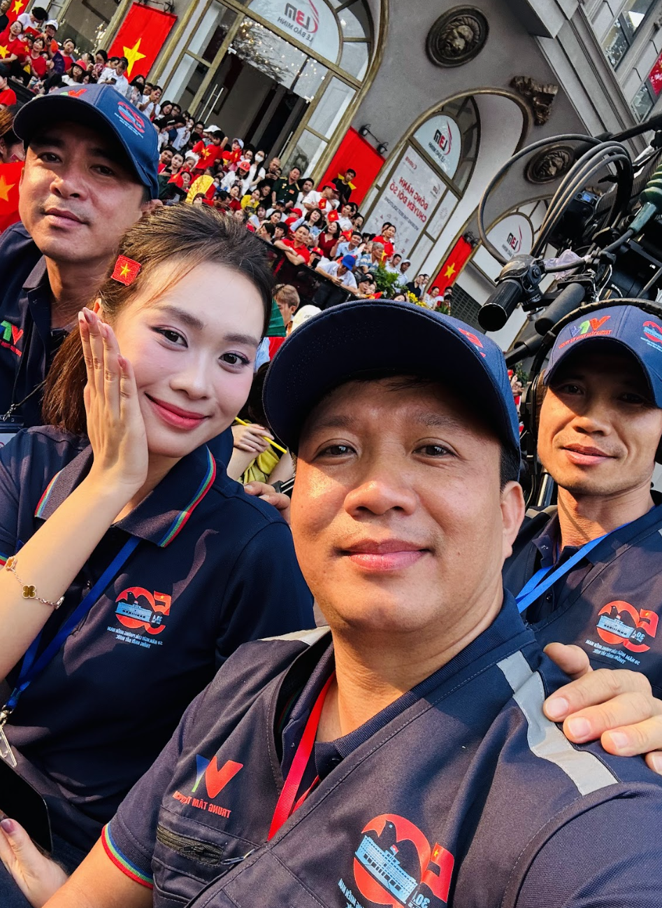 anh-chup-man-hinh-2025-05-01-luc-180635-1182-3635-1746143563-623-width947height1298 MC Ban Mai cùng đồng nghiệp.