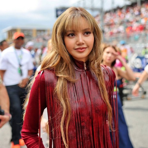 "Bãi chiến trường" dưới video Met Gala của Lisa: Tiếng Anh của em út BLACKPINK có thật sự "lên trình"? anh chup man hinh 2025 05 05 luc 1746601227217229364188 1746603352979 17466033532531854891888