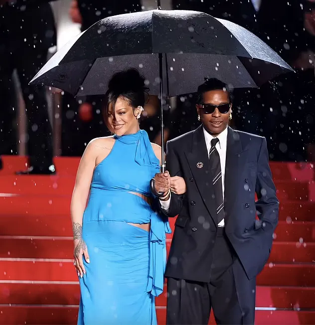 Rihanna khoe bụng bầu trên thảm đỏ Cannes- Ảnh 1.