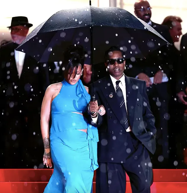 Rihanna khoe bụng bầu trên thảm đỏ Cannes- Ảnh 2.