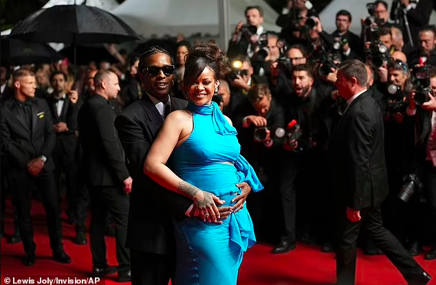 Rihanna khoe bụng bầu trên thảm đỏ Cannes- Ảnh 3.