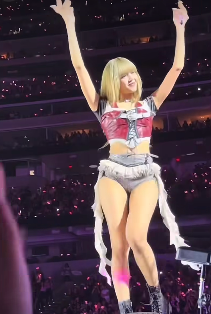 Quần ngắn cũn cỡn, hớ hênh của Lisa (BLACKPINK)- Ảnh 1.