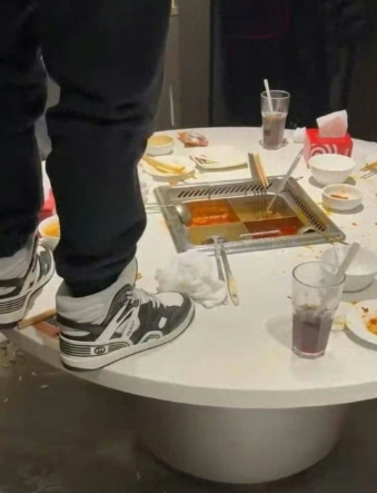 Pha đi tiểu bậy đắt nhất lịch sử: 2 thanh niên Trung Quốc phải bồi thường hơn 8 tỷ đồng cho Haidilao- Ảnh 1.