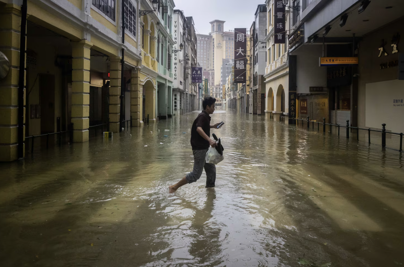 Ragasa đi qua để lại gì: Khung cảnh buồn của những đống hoang tàn ngổn ngang sau cơn bão mạnh nhất năm 2025- Ảnh 2. Ragasa đi qua để lại gì: Khung cảnh buồn của những đống hoang tàn ngổn ngang sau cơn bão mạnh nhất năm 2025- Ảnh 2.