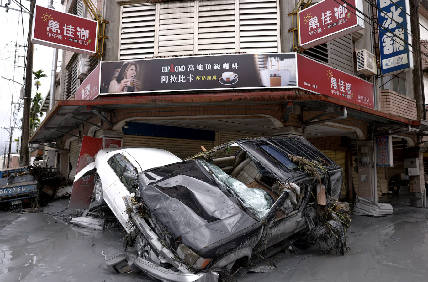 Ragasa đi qua để lại gì: Khung cảnh buồn của những đống hoang tàn ngổn ngang sau cơn bão mạnh nhất năm 2025- Ảnh 1. Ragasa đi qua để lại gì: Khung cảnh buồn của những đống hoang tàn ngổn ngang sau cơn bão mạnh nhất năm 2025- Ảnh 1.