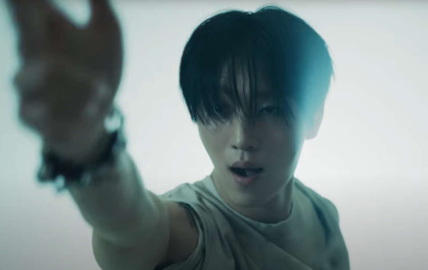 MV lồng ghép cảnh phim 18+ bị chỉ trích dữ dội- Ảnh 3. MV lồng ghép cảnh phim 18+ bị chỉ trích dữ dội- Ảnh 3.