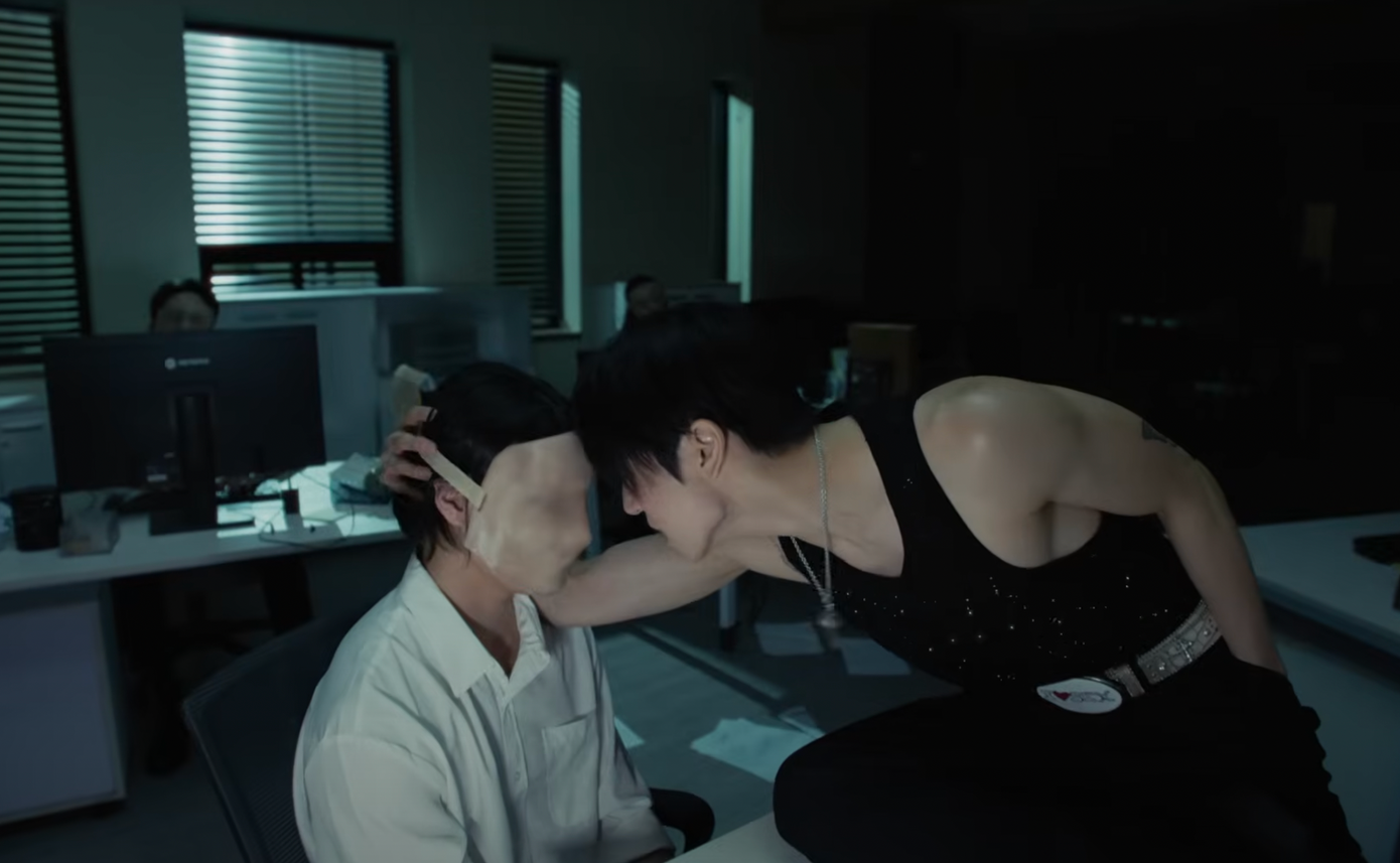 MV lồng ghép cảnh phim 18+ bị chỉ trích dữ dội- Ảnh 4. MV lồng ghép cảnh phim 18+ bị chỉ trích dữ dội- Ảnh 4.