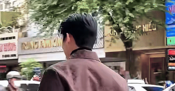 Lộ ảnh nam thần hạng A đình đám châu Á đi chợ Bến Thành, ngồi ăn chè mà đẹp hơn cả bìa tạp chí 27 Lộ ảnh nam thần hạng A đình đám châu Á đi chợ Bến Thành, ngồi ăn chè mà đẹp hơn cả bìa tạp chí anh chup man hinh 2025 12 08 120710 1765170440651853169431 0 0 268 512 crop 17651704450141176290677png