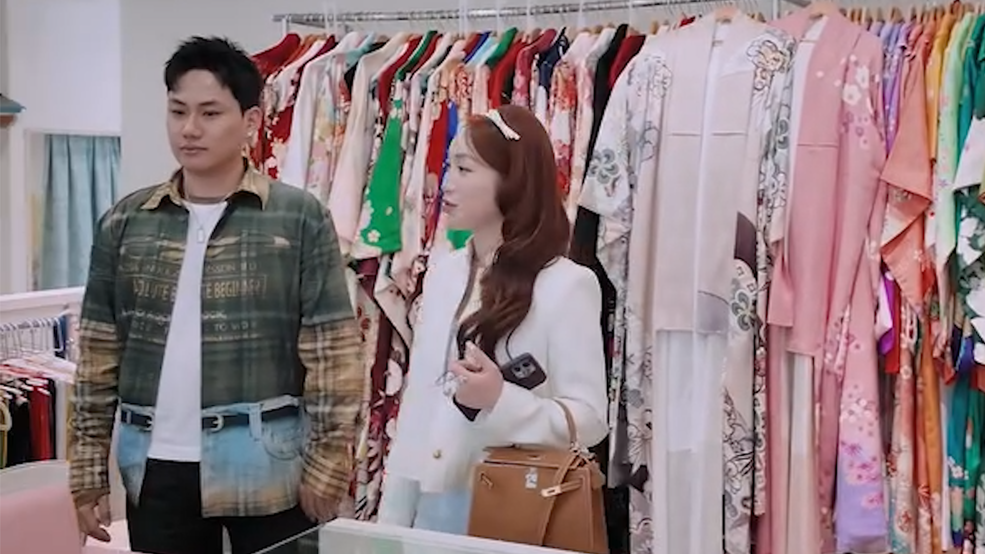 Vợ sao nam Vbiz vung tiền khi du lịch Nhật: Có stylist riêng đi cùng, chọn thuê đồ đắt nhất để “sống ảo”- Ảnh 1.