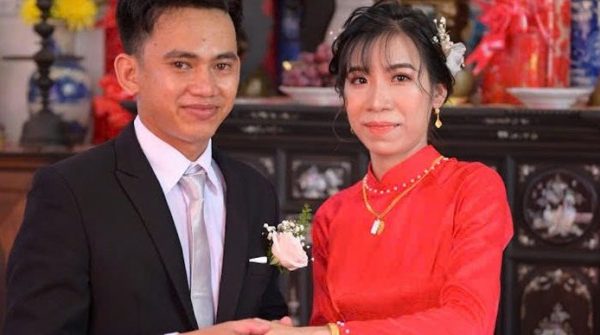 Cặp đôi Bến Tre làm đám cưới 3 mâm cỗ, ông bà, bố mẹ đứng ra bê tráp giờ ra sao? anh dai dien 1748313089 170 width740height495 auto cropjpg