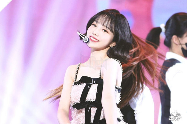 Jo Yu Ri từng là thành viên của nhóm nhạc IZ*ONE trước khi hoạt động solo và thử sức với điện ảnh.