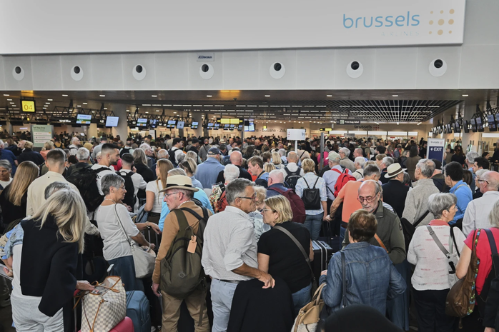 Các sân bay châu Âu vẫn tê liệt, viết thẻ lên máy bay bằng tay- Ảnh 1. Các sân bay châu Âu vẫn tê liệt, viết thẻ lên máy bay bằng tay- Ảnh 1.