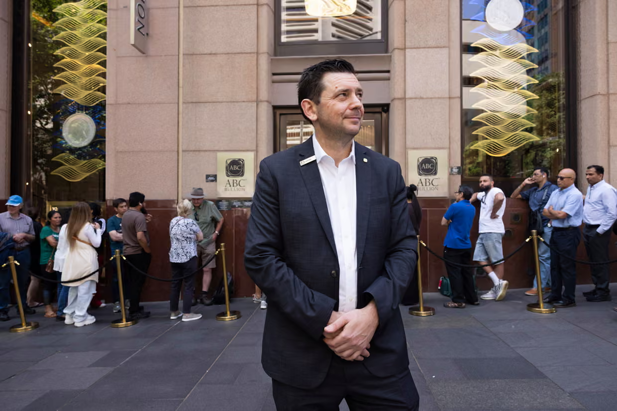 Cảnh tượng hiếm thấy ở Úc: Hàng ngàn người chen chúc xếp hàng mua vàng- Ảnh 2.