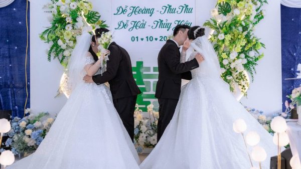 Anh em sinh đôi ở Thái Nguyên cưới cùng ngày, dân mạng chia 2 luồng ý kiến 25 Anh em sinh đôi ở Thái Nguyên cưới cùng ngày, dân mạng chia 2 luồng ý kiến anh em sinh doi 2 1760948280 359 width800height530