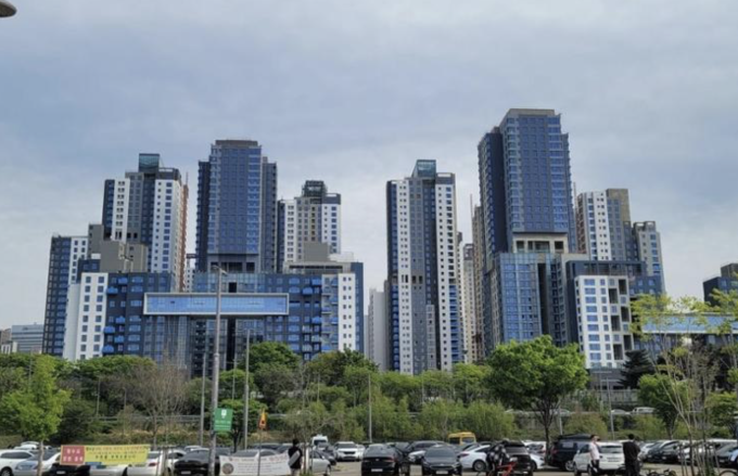 anh-man-hinh-2024-05-21-luc-11-7891-9425-1716264798-17404852596821552404496-1740489578856-1740489579087320463202-1740549952628-17405499527971433727731 "Remarriage And Desires" bản đời thực tại khu nhà 100 tỷ và quan điểm hôn nhân "cùng tầng mây" của giới nhà giàu Hàn Quốc anh man hinh 2024 05 21 luc 11 7891 9425 1716264798 17404852596821552404496 1740489578856 1740489579087320463202 1740549952628 17405499527971433727731