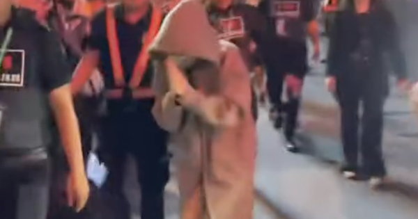 Clip Hoàng Thuỳ Linh bất ngờ ra về theo cách khó hiểu sau khi tái xuất cùng Đen Vâu 28 Clip Hoàng Thuỳ Linh bất ngờ ra về theo cách khó hiểu sau khi tái xuất cùng Đen Vâu anh man hinh 2025 01 01 luc 121604 17357085863601295530420 151 168 499 832 crop 1735711070228845301331png