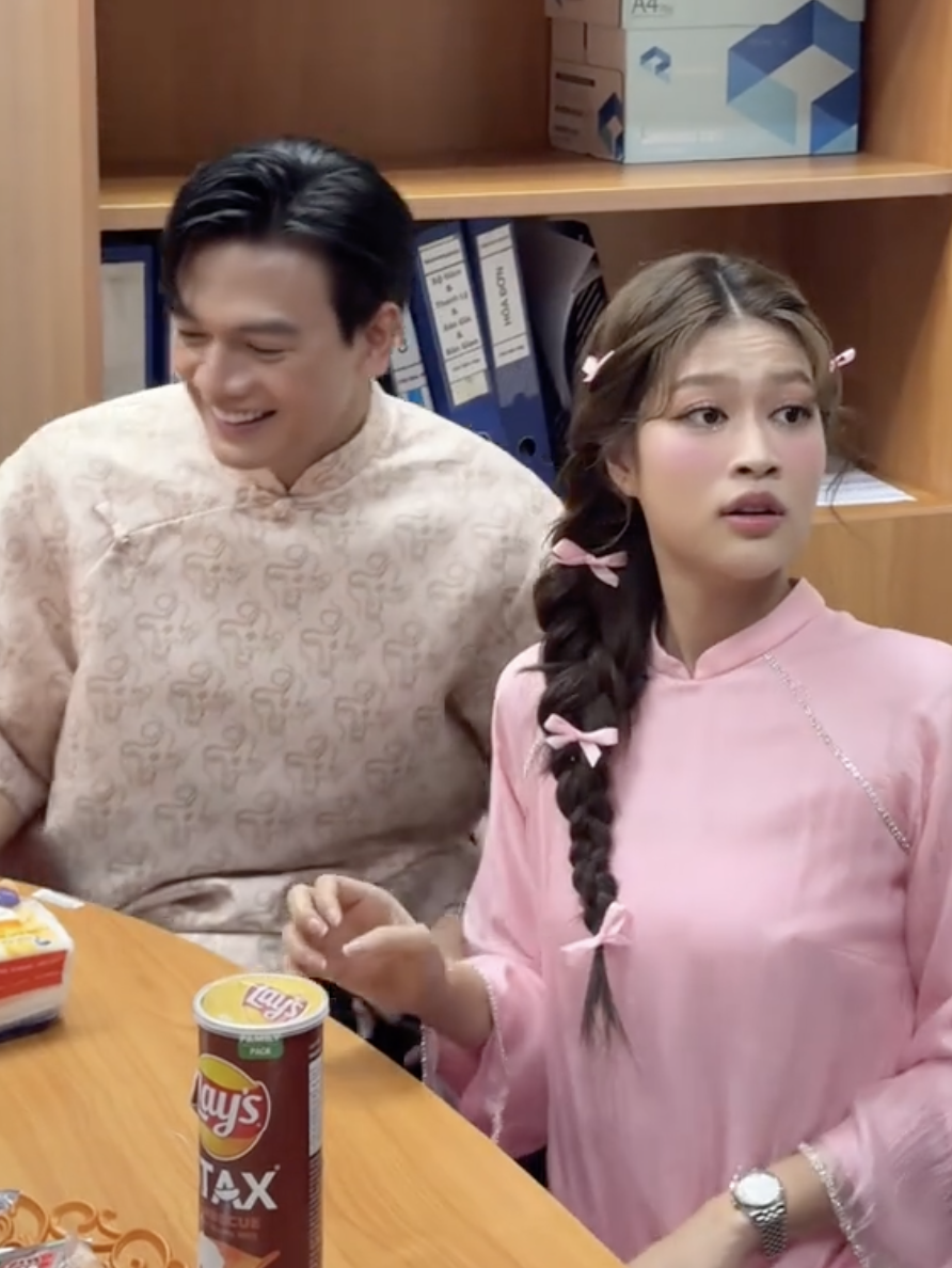 Thiên Ân bị soi cảnh tự Thiên Ân bị soi cảnh tự