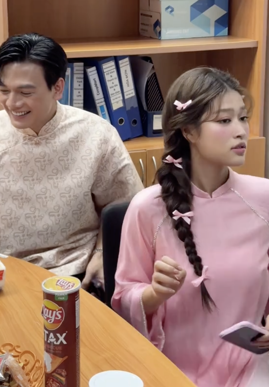 Thiên Ân bị soi cảnh tự Thiên Ân bị soi cảnh tự