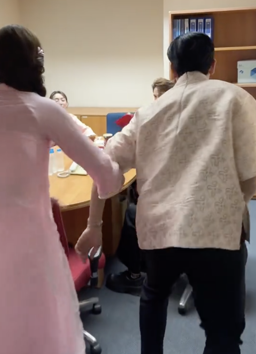 Thiên Ân bị soi cảnh tự Thiên Ân bị soi cảnh tự