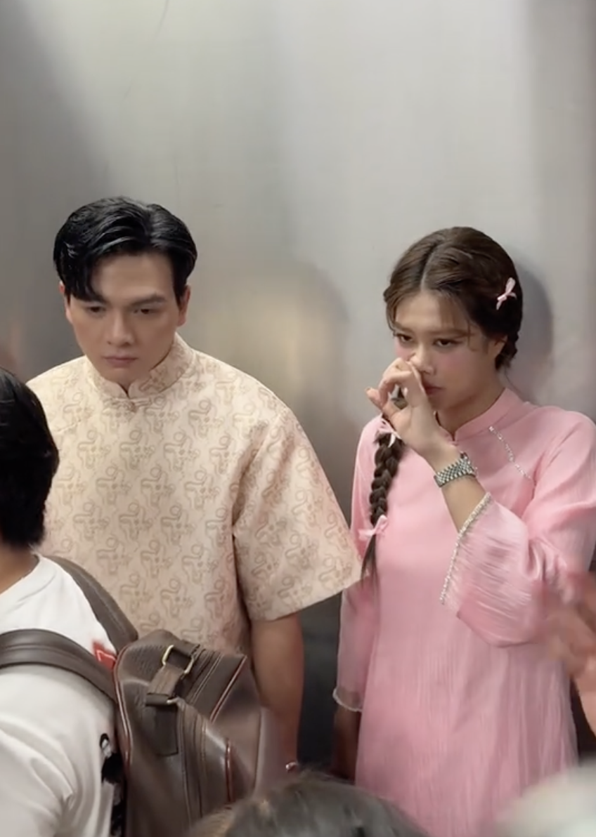 Thiên Ân bị soi cảnh tự Thiên Ân bị soi cảnh tự