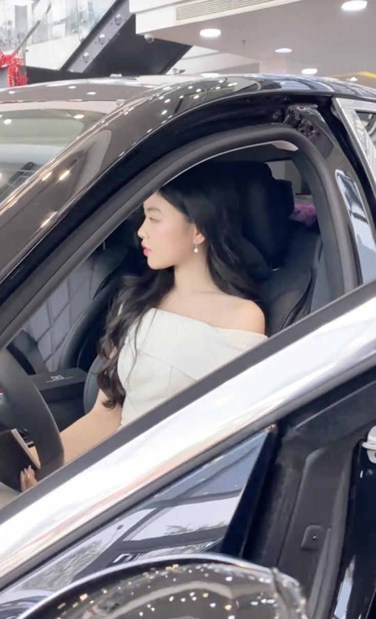 Camera lia trúng 1 hành động để lộ thái độ của Lọ Lem với Hạt Dẻ trong buổi nhận xe 7 tỷ- Ảnh 6. Camera lia trúng 1 hành động để lộ thái độ của Lọ Lem với Hạt Dẻ trong buổi nhận xe 7 tỷ- Ảnh 6.