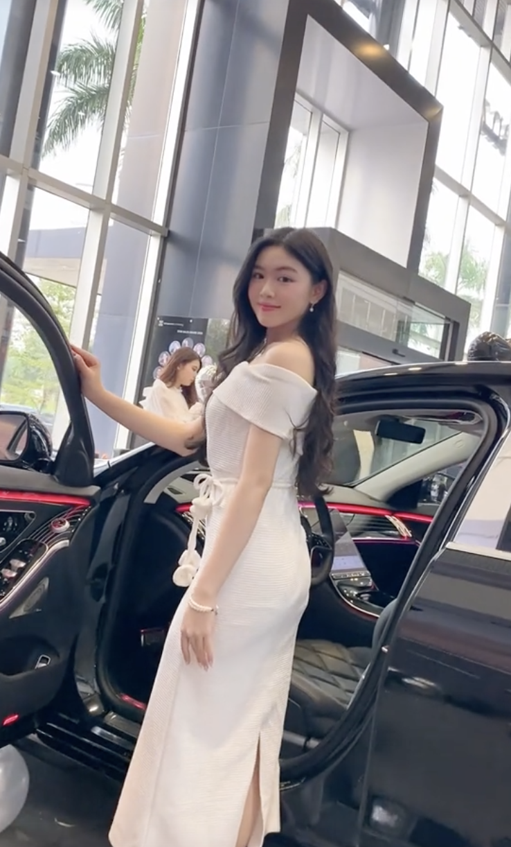 Camera lia trúng 1 hành động để lộ thái độ của Lọ Lem với Hạt Dẻ trong buổi nhận xe 7 tỷ- Ảnh 5. Camera lia trúng 1 hành động để lộ thái độ của Lọ Lem với Hạt Dẻ trong buổi nhận xe 7 tỷ- Ảnh 5.