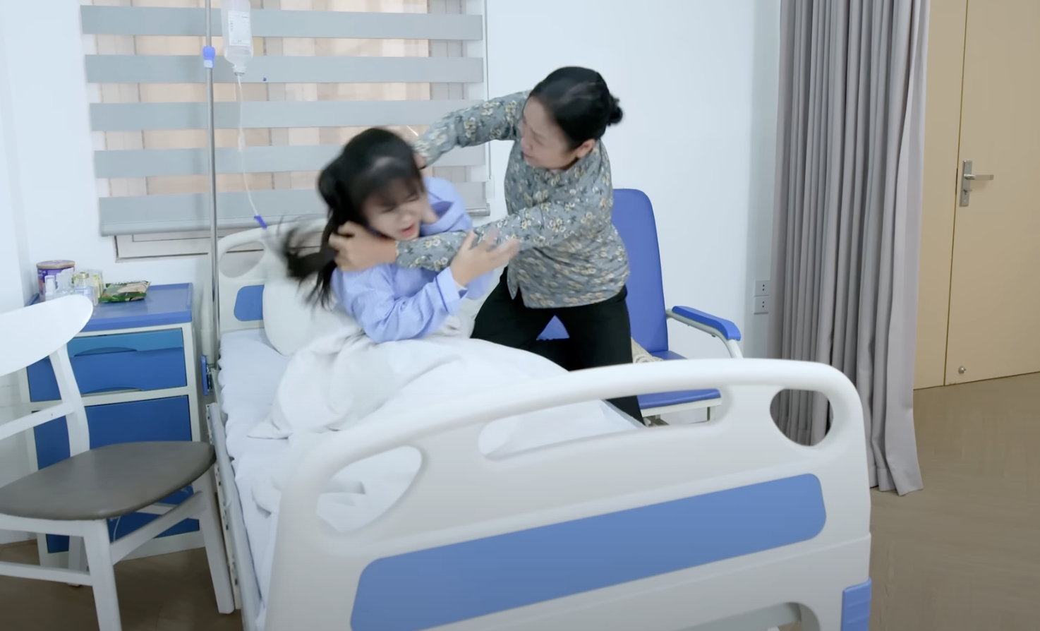 Bộ phim đang khiến netizen lục tung cõi mạng: Hàng loạt tình tiết phi lý, cay nghiệt nhưng sao xem cuốn thế này?- Ảnh 2. Bộ phim đang khiến netizen lục tung cõi mạng: Hàng loạt tình tiết phi lý, cay nghiệt nhưng sao xem cuốn thế này?- Ảnh 2.