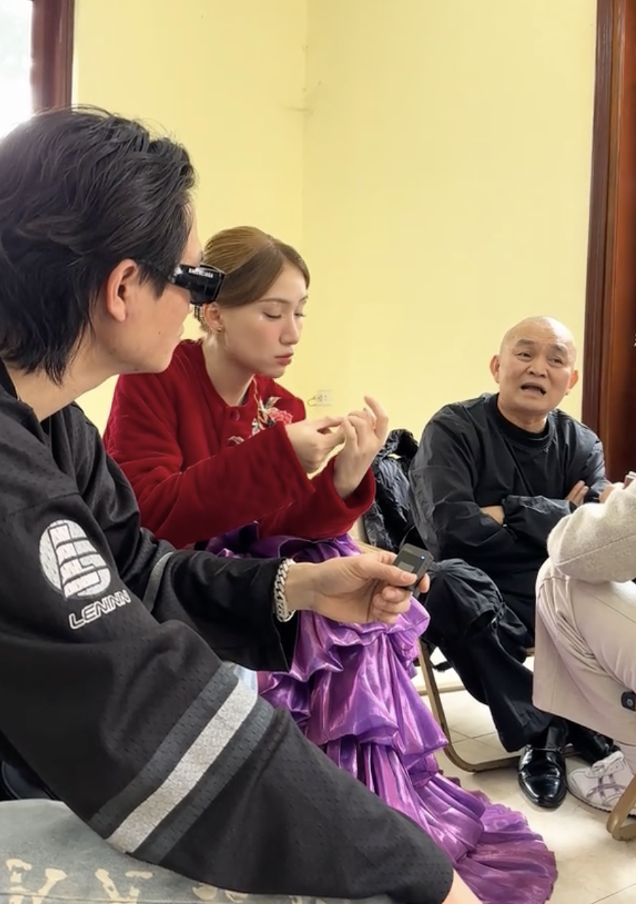 NSƯT Xuân Hinh than thở gì với Hòa Minzy?- Ảnh 1. NSƯT Xuân Hinh than thở gì với Hòa Minzy?- Ảnh 1.