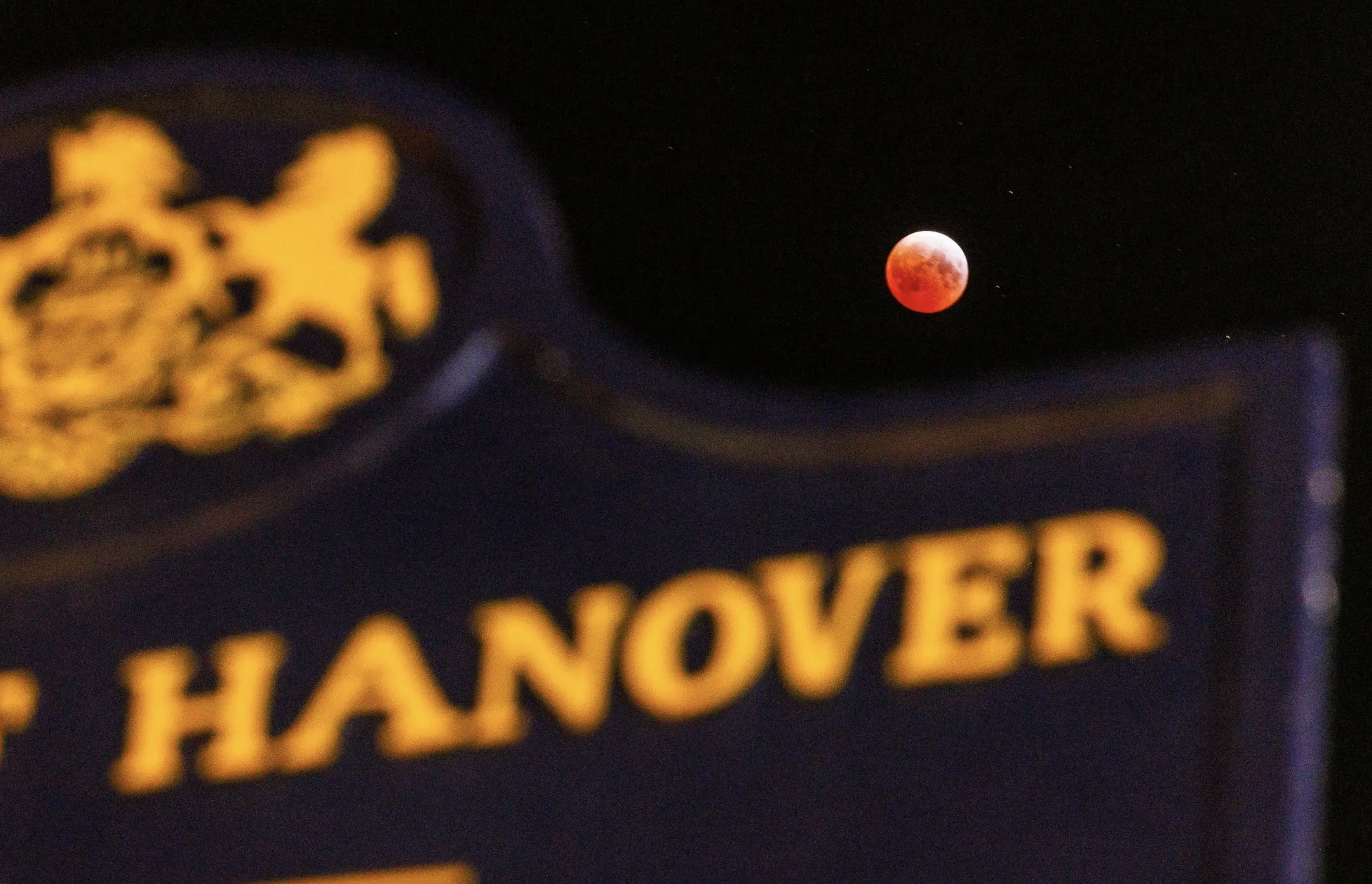 Chiêm ngưỡng chùm ảnh trăng máu tháng 3 đẹp siêu thực khiến cả thế giới ngỡ ngàng- Ảnh 10. Chiêm ngưỡng chùm ảnh trăng máu tháng 3 đẹp siêu thực khiến cả thế giới ngỡ ngàng- Ảnh 10.