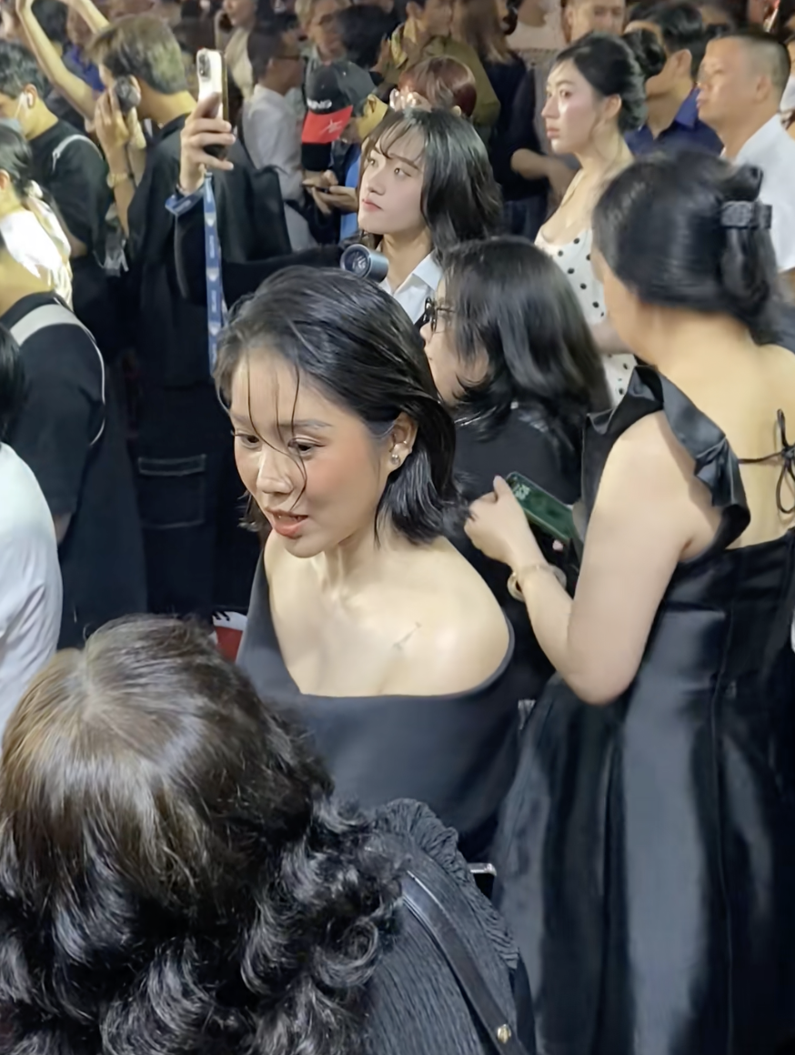 Cận cảnh nhan sắc đang cực viral của Lê Phương, để đẹp thế này chỉ có 1 cách- Ảnh 4. Cận cảnh nhan sắc đang cực viral của Lê Phương, để đẹp thế này chỉ có 1 cách- Ảnh 4.