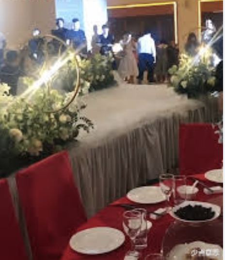 Chú rể ôm bạn gái cũ mặc váy cưới tiến vào lễ đường khiến cô dâu