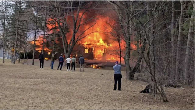 Khoảnh khắc thảm kịch kinh hoàng khi máy bay rơi thẳng vào khu dân cư tại Mỹ khiến tất cả thiệt mạng- Ảnh 2.