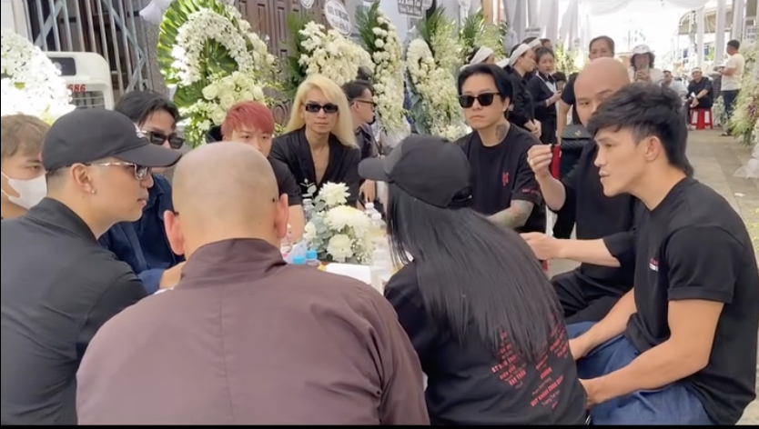 Tang lễ bố ca sĩ Quốc Thiên: Tiến Luật - Binz và dàn sao đến viếng, Duy Khánh nói 1 câu gây xúc động- Ảnh 2.