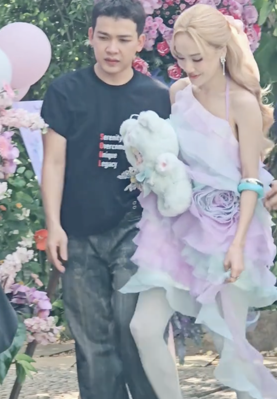 Bất ngờ trước diện mạo của Nhã Phương, tóc nhuộm vàng mặc đồ như thiếu nữ tuổi đôi mươi- Ảnh 2.