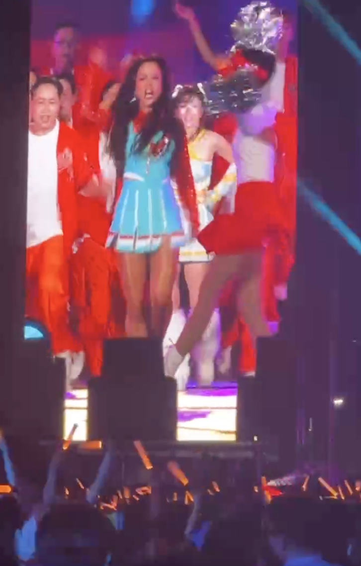 Concert Chị đẹp: Sao nữ té đập mặt xuống sàn, cú ngã mạnh đến mức ai cũng giật thót- Ảnh 6. Concert Chị đẹp: Sao nữ té đập mặt xuống sàn, cú ngã mạnh đến mức ai cũng giật thót- Ảnh 6.