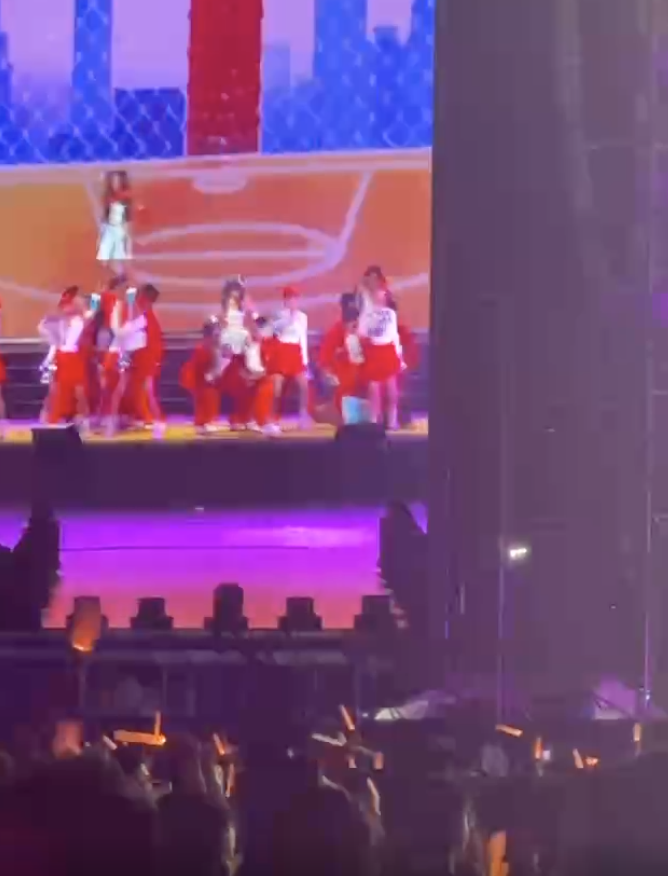 Concert Chị đẹp: Sao nữ té đập mặt xuống sàn, cú ngã mạnh đến mức ai cũng giật thót- Ảnh 2. Concert Chị đẹp: Sao nữ té đập mặt xuống sàn, cú ngã mạnh đến mức ai cũng giật thót- Ảnh 2.