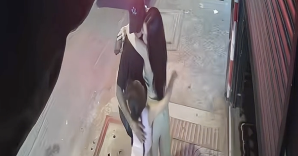 Camera an ninh ghi lại cảnh 1 đôi Vbiz hôn nhau giữa phố, 2 em bé đứng bên cạnh có hành động khó ngờ 28 Camera an ninh ghi lại cảnh 1 đôi Vbiz hôn nhau giữa phố, 2 em bé đứng bên cạnh có hành động khó ngờ anh man hinh 2025 04 16 luc 220951 17448206274521351162309 0 0 451 862 crop 1744820632593706585886png