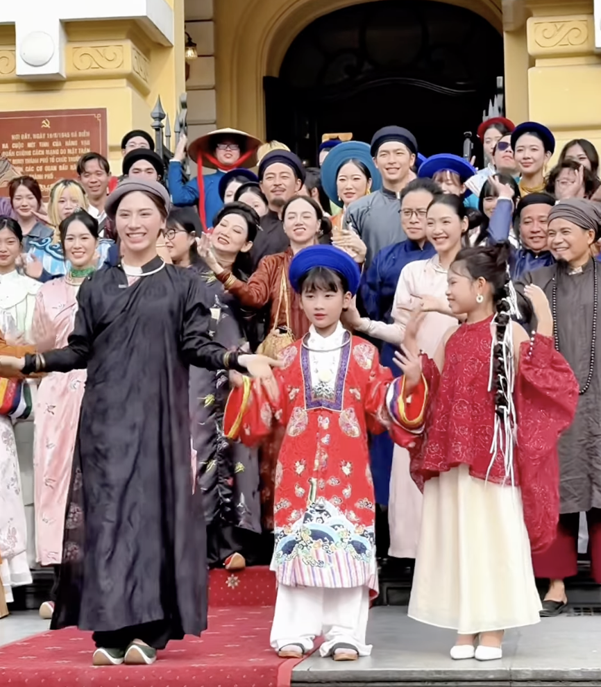 Danh tính sao nữ có 5,2 triệu follow dẫn đầu đoàn trăm người nhảy gây sốt- Ảnh 1.