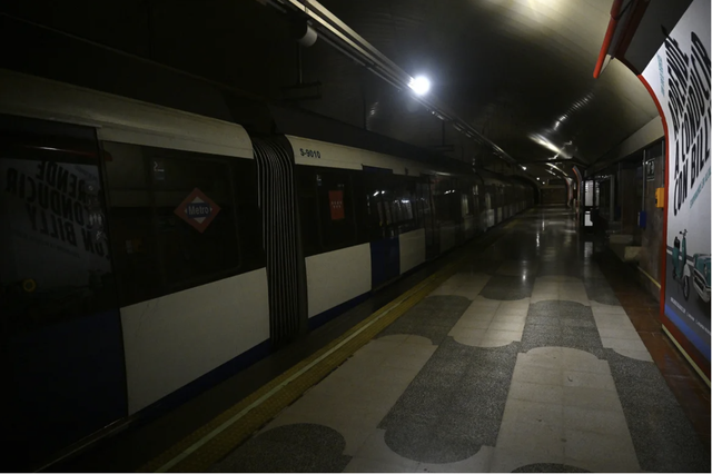 Chùm ảnh hàng loạt thành phố lớn ở châu Âu tê liệt vì mất điện