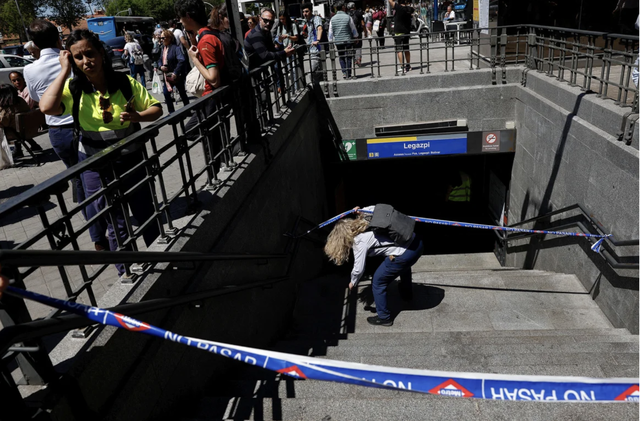 Chùm ảnh hàng loạt thành phố lớn ở châu Âu tê liệt vì mất điện