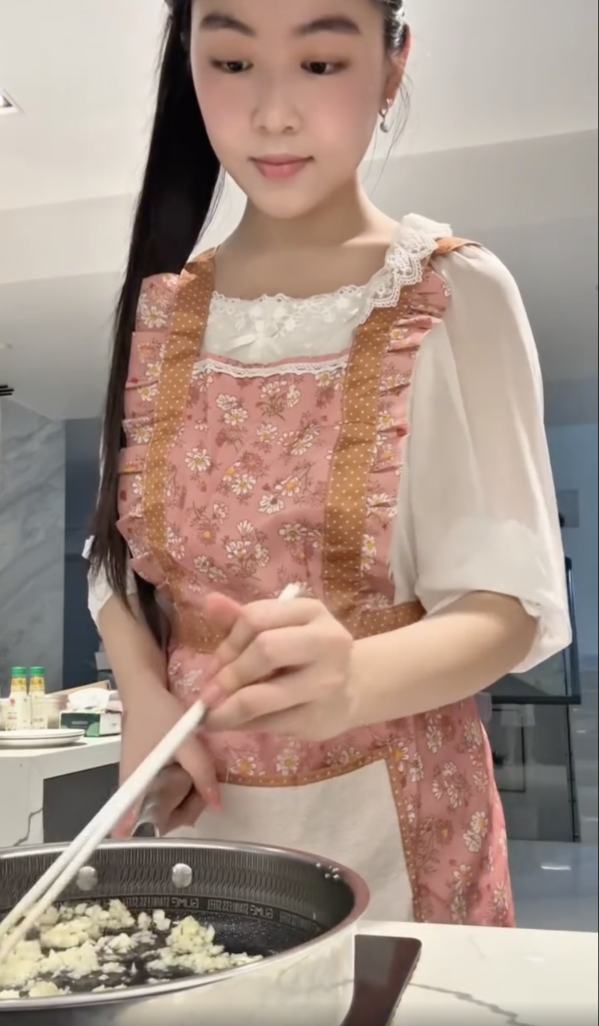 Clip phơi bày cuộc sống của Lọ Lem bên trong biệt thự, ái nữ hào môn tự tay làm 2 việc ai nhìn cũng