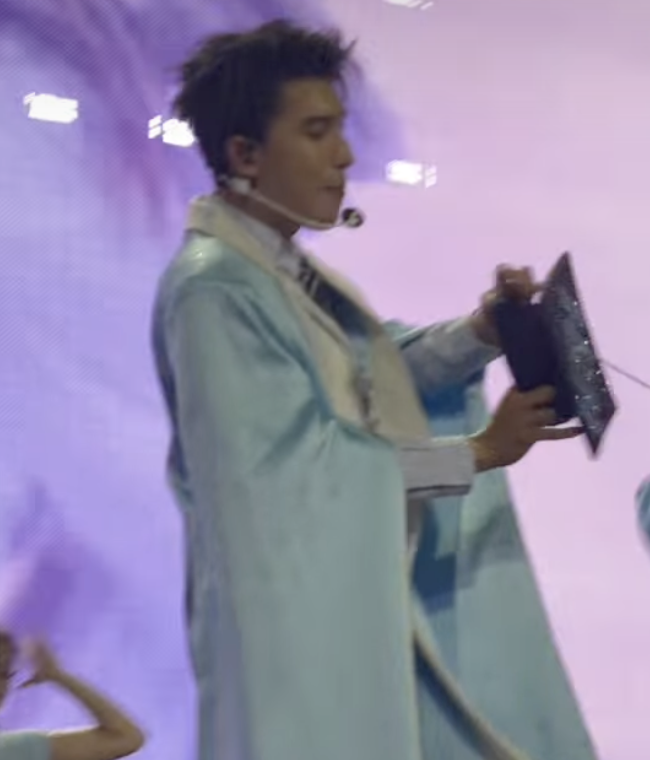 Viral nhất Concert Anh trai say Hi: HIEUTHUHAI gặp sự cố nhỏ, Anh Tú Atus hành xử thế nào mà gây nức lòng?- Ảnh 7. Viral nhất Concert Anh trai say Hi: HIEUTHUHAI gặp sự cố nhỏ, Anh Tú Atus hành xử thế nào mà gây nức lòng?- Ảnh 7.