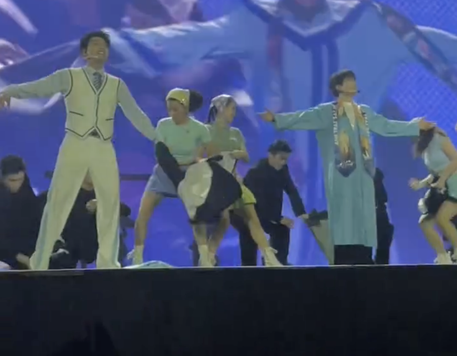 Viral nhất Concert Anh trai say Hi: HIEUTHUHAI gặp sự cố nhỏ, Anh Tú Atus hành xử thế nào mà gây nức lòng?- Ảnh 2. Viral nhất Concert Anh trai say Hi: HIEUTHUHAI gặp sự cố nhỏ, Anh Tú Atus hành xử thế nào mà gây nức lòng?- Ảnh 2.