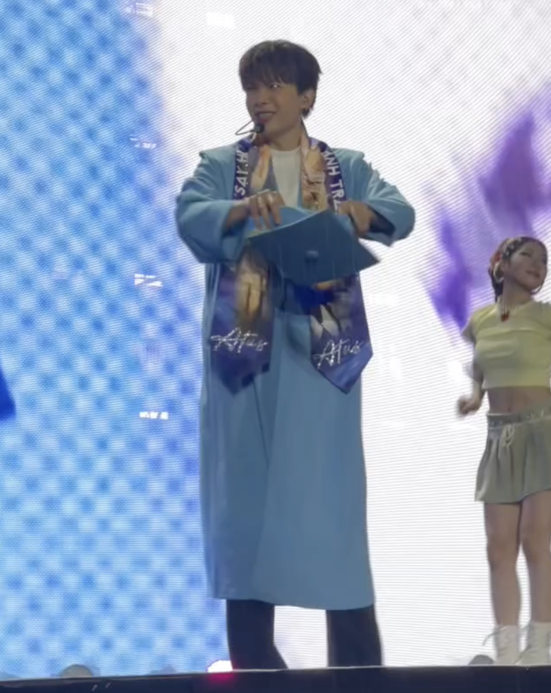 Viral nhất Concert Anh trai say Hi: HIEUTHUHAI gặp sự cố nhỏ, Anh Tú Atus hành xử thế nào mà gây nức lòng?- Ảnh 3. Viral nhất Concert Anh trai say Hi: HIEUTHUHAI gặp sự cố nhỏ, Anh Tú Atus hành xử thế nào mà gây nức lòng?- Ảnh 3.