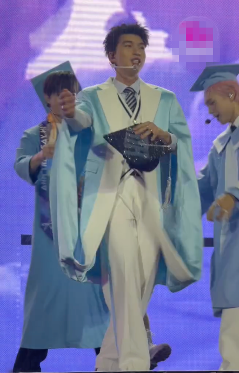 Viral nhất Concert Anh trai say Hi: HIEUTHUHAI gặp sự cố nhỏ, Anh Tú Atus hành xử thế nào mà gây nức lòng?- Ảnh 4. Viral nhất Concert Anh trai say Hi: HIEUTHUHAI gặp sự cố nhỏ, Anh Tú Atus hành xử thế nào mà gây nức lòng?- Ảnh 4.