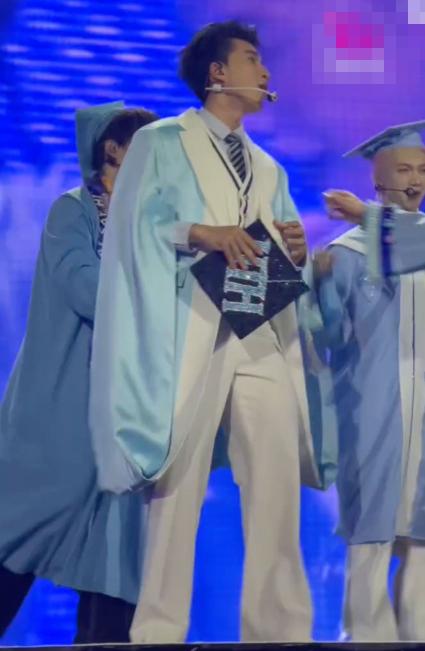 Viral nhất Concert Anh trai say Hi: HIEUTHUHAI gặp sự cố nhỏ, Anh Tú Atus hành xử thế nào mà gây nức lòng?- Ảnh 5. Viral nhất Concert Anh trai say Hi: HIEUTHUHAI gặp sự cố nhỏ, Anh Tú Atus hành xử thế nào mà gây nức lòng?- Ảnh 5.