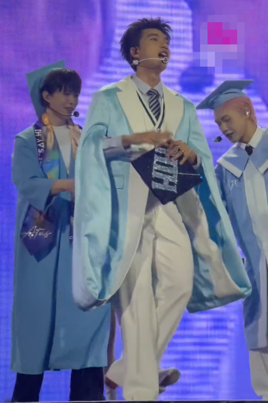 Viral nhất Concert Anh trai say Hi: HIEUTHUHAI gặp sự cố nhỏ, Anh Tú Atus hành xử thế nào mà gây nức lòng?- Ảnh 6. Viral nhất Concert Anh trai say Hi: HIEUTHUHAI gặp sự cố nhỏ, Anh Tú Atus hành xử thế nào mà gây nức lòng?- Ảnh 6.