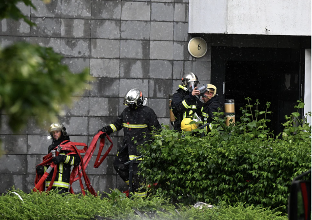 Hiện trường cháy chung cư khiến 33 người thương vong: Ám ảnh cảnh tượng bé trai tử vong sau khi nhảy từ tầng 4 thoát thân- Ảnh 2.